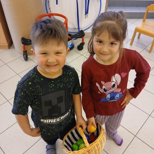 Fabian und Lea mit dem Osterkorb