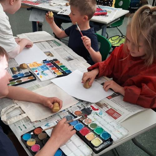 zwei Kinder bedrucken eine Tasche