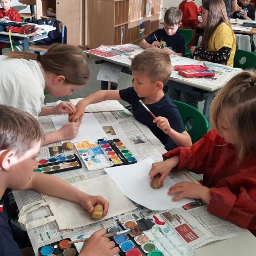 zwei Kinder bedrucken eine Tasche