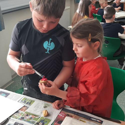 zwei Kinder bedrucken eine Tasche