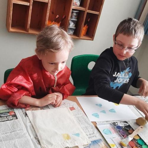 zwei Kinder bedrucken eine Tasche