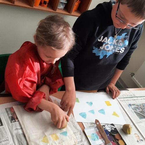 zwei Kinder bedrucken eine Tasche