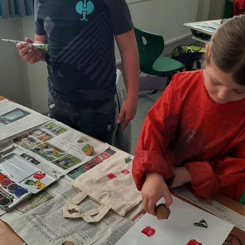 zwei Kinder bedrucken eine Tasche