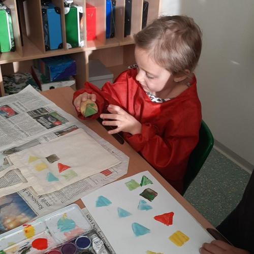 zwei Kinder bedrucken eine Tasche