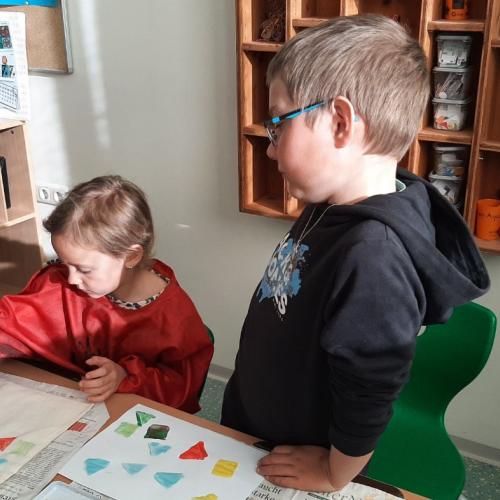 zwei Kinder bedrucken eine Tasche