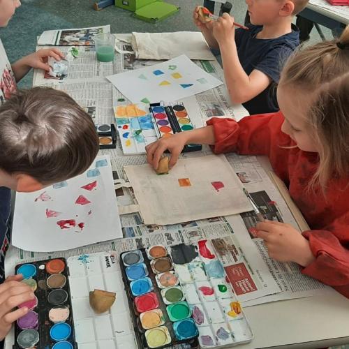 zwei Kinder bedrucken eine Tasche