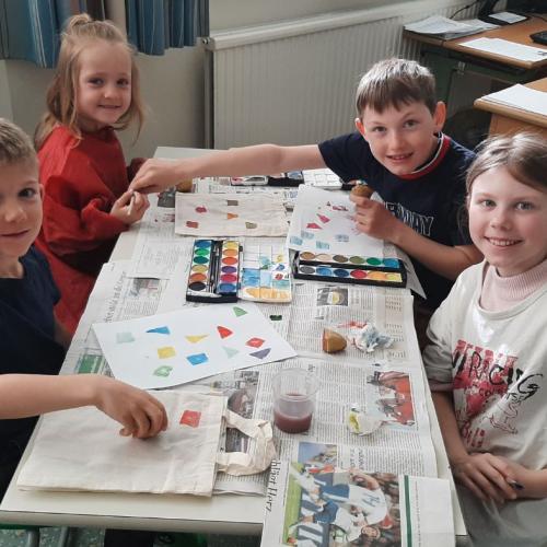vier Kinder strahlen in die Kamera