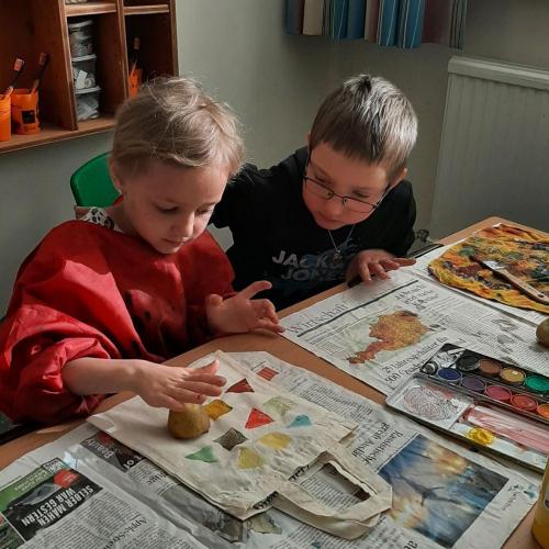 zwei Kinder bedrucken eine Tasche