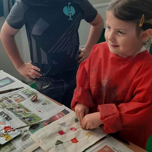 zwei Kinder bedrucken eine Tasche
