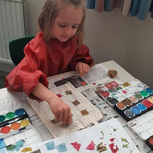 zwei Kinder bedrucken eine Tasche