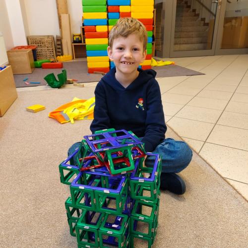 Nino und sein Bauwerk