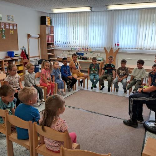 kurzes Gespräch im Gruppenraum