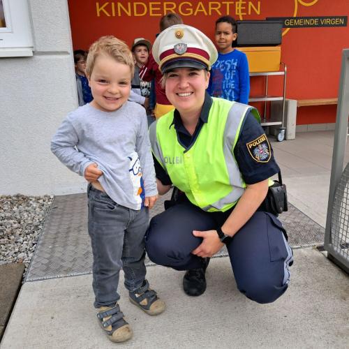 Jonathan mit der Polizistin
