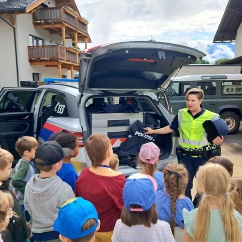 Polizeiauto begutachten