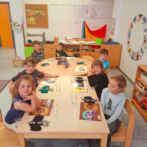 Kinder freuen sich auf das Essen